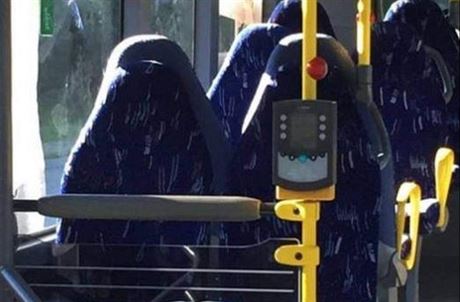 Sedadla v norském autobuse navodila iluzi sedících en v burkách.