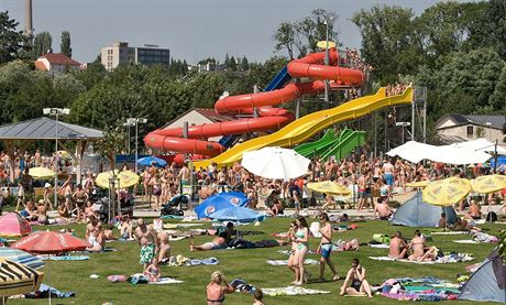 Turnovské koupalit s tobogánem a soustavou velkých skluzavek ohívají solární panely.