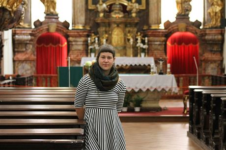 Prvodkyn Anna Crhová v litomickém barokním kostele Vech svatých.