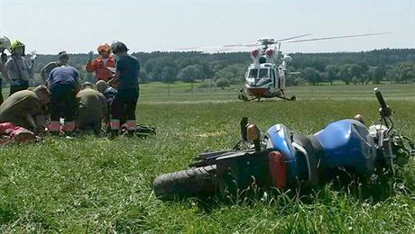Pro motorkáe, který havaroval u Mariánských Lázní, musel pilett vrtulník.