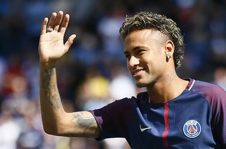 Neymar zdraví fanouky Paris SG