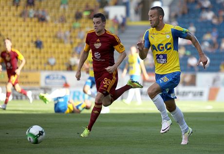 Teplický fotbalista Jan Voahlík (vpravo) utíká Ondeji Kunírovi z Dukly.