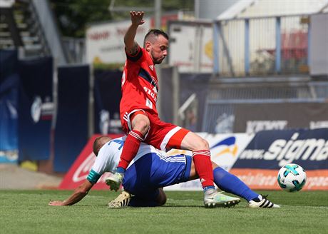 Pavel Moulis v erveném olomouckém dresu v duelu se amorínem