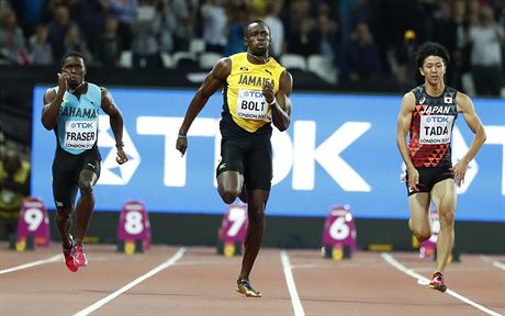 Jamajan Usain Bolt (uprosted) si bí pro postup z rozbhu.