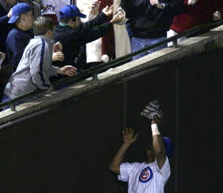 NEASTNÁ PÍHODA. Steve Bartman (tetí zleva) v íjnu 2003 sáhl do odpalu pi...