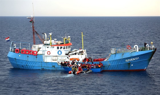 Nmecká nezisková organizace Jugend Rettet zachrauje migranty nedaleko Libye...