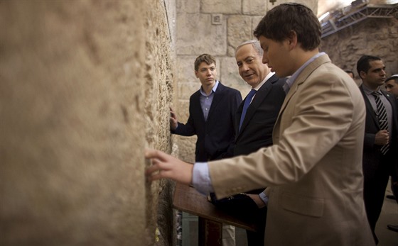 Izraelský premiér Benjamin Netanjahu se svými syny Jairem (v popedí) a Avnerem...
