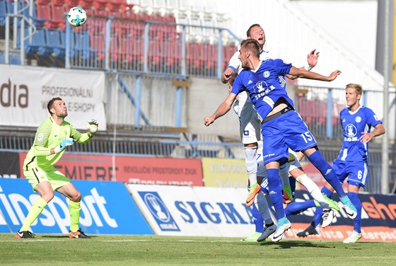 Tomá Chorý z Olomouce dává první gól brankái Liberce Ondeji Koláovi.