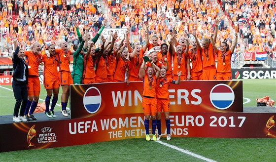 Nizozemské fotbalistky oslavují titul mistry Evropy.