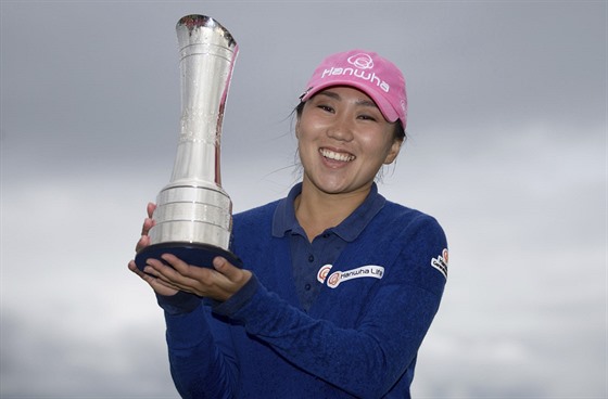 Korejská golfistka Kim In-kjong s trofejí pro vítzku British Open.