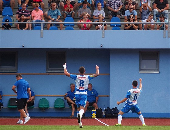Ústetí fotbalisté slaví vedoucí gól, dal ho Pavel Pilík (íslo 6).