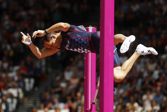 Tyka Renaud Lavillenie bhem kvalifikace na MS v Londýn.