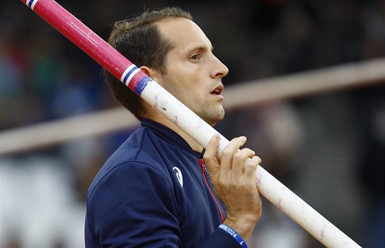 Francouz Renaud Lavillenie ped finle tyky na MS v Londn.