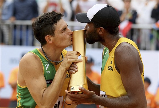 Braziltí pláoví volejbalisté Andre Loyola (vlevo) a Evandro Goncalves slaví...