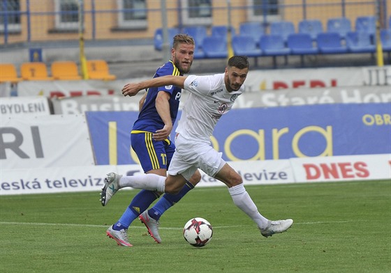 Jihlavský Petr Tlustý (vlevo) v souboji s Markem Havlíkem ze Slovácka.