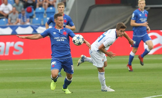 Ostravský Bronislav Stáa (vpravo) v souboji s Janem Boilem ze Slavie.