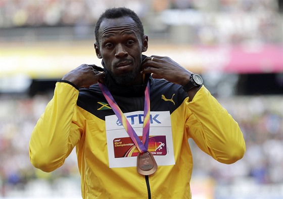 Jamajský sprinter Usain Bolt s bronzovou medailí ze závodu na 100 metr.