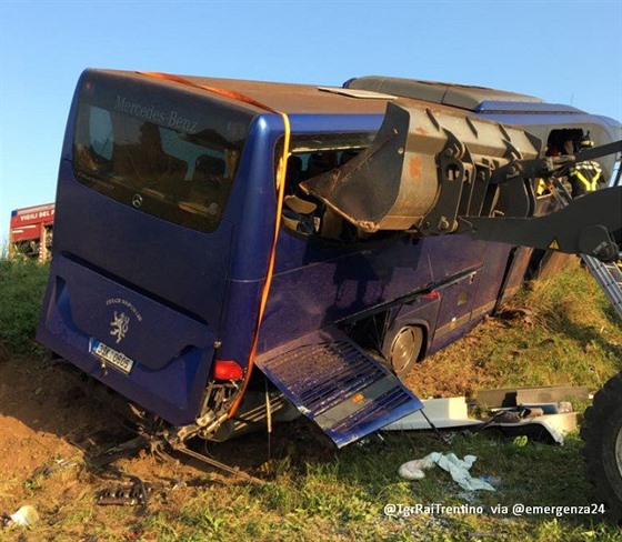 Autobus eských turist, který havaroval v severní Itálii.