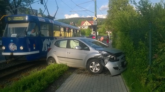 Srážka tramvaje a stříbrného hyundaie v křižovatce Tanvaldská – Dlouhomostecká....