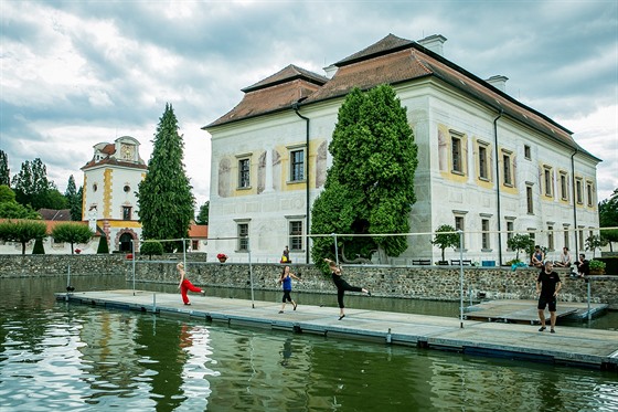 K nácviku u se v souasné dob umlci pesunuli pímo do zámecké zahrady.