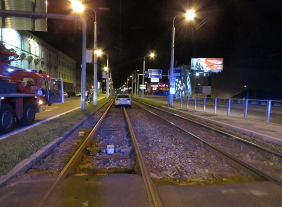 Uvázlé auto opilého idie vyprostili z kolejit pivolaní hasii.