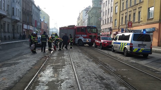 Chodec v Plzni nepeil sráku s hasiským autem jedoucím pod majáky.