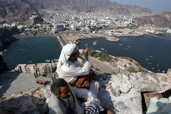 Dva Jemenci shlíejí na msto Aden na jihu zem. (22. listopadu 2010)