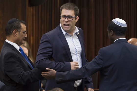 Izraelský poslanec Oren Hazan je na snímku práv vyvádn z parlamentu. (17....