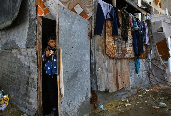 Palestinský chlapec stojí ve dveích svého domu na severu Gazy. (15. února...