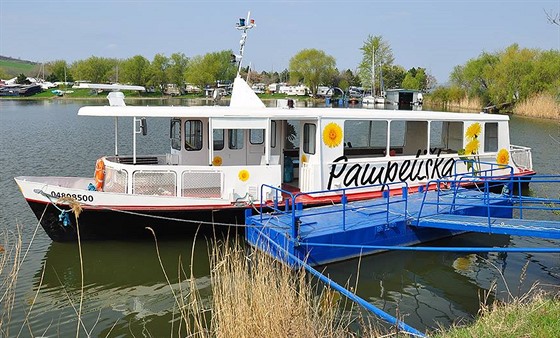 Výletní loď Pampeliška vozící turisty po Nových Mlýnech doplatila na aktuální...