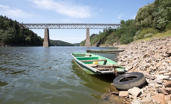 elezniní most mezi obcemi Vlastec a ervená nad Vltavou spojuje behy eky...