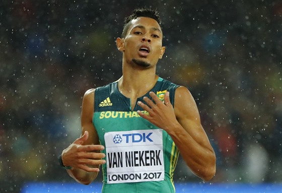 Wayde van Niekerk bhem semifinále dvoustovky na mistrovství svta v Londýn.