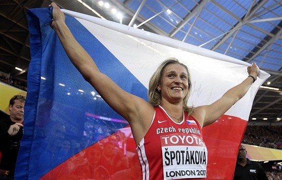 ŠŤASTNÁ VÍTĚZKA. Barbora Špotáková slaví zlato na mistrovství světa v Londýně.