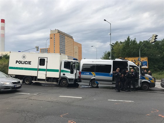 Dva policejní vozy se ped kiovatkou v Praze stetly s dvma osobními auty...