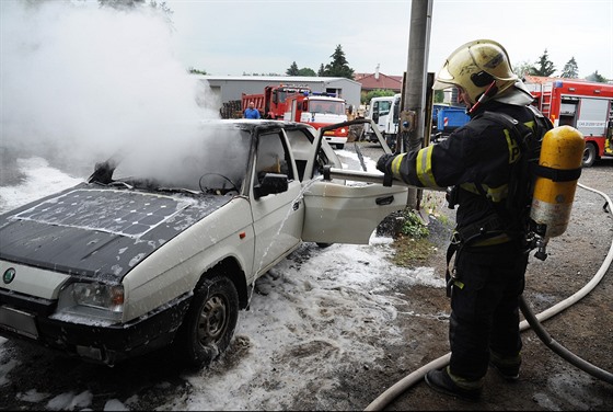 Hasii zasahovali u poáru favoritu, který byl pestavný na elektropohon...