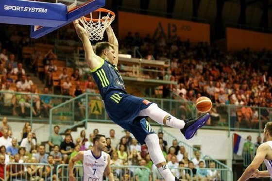 Slovinský talent Luka Doni smeuje v duelu s eskými basketbalisty.
