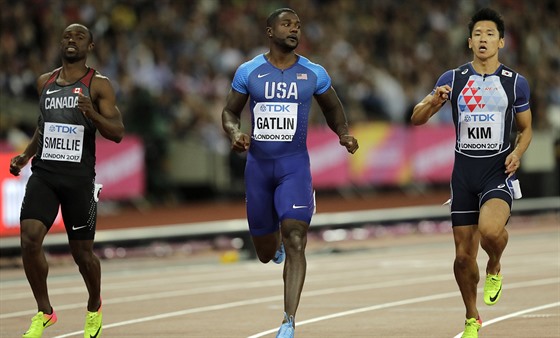 Amerian Justin Gatlin (uprosted) vtz ve svm rozbhu.