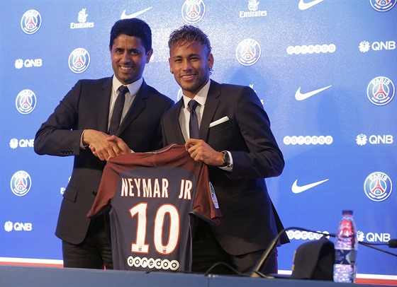 Nejdraí fotbalista planety Neymar na první tiskové konferenci v roli hráe...