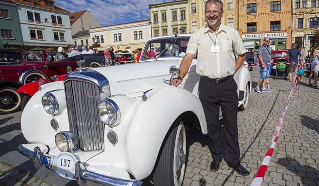 V sobotu probhl sraz historických vozidel na Velkém námstí v Kromíi (5....