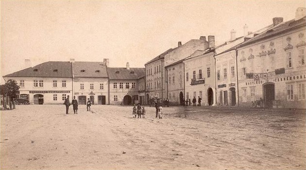 Na fotografii z roku 1885 je dm U Slovana tetí zprava. Dvanáct let poté zde...