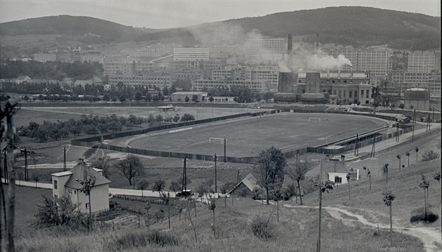 Pohled z mladcovského kopce na východní ást závod a stadion SK Baa v roce...