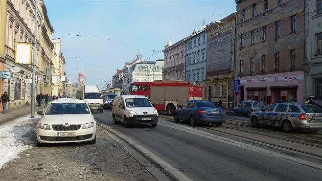 Chodec v Plzni nepeil sráku s hasiským autem jedoucím pod majáky.