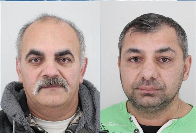 Policisté pátrají v souvislosti s loupeným pepadením po  Jánu Korovi (vlevo)...