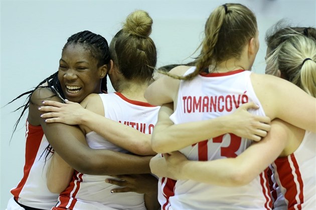 �eské juniorské reprezentantky Isnelle Natabou, Tereza Vitulová a Barbora...