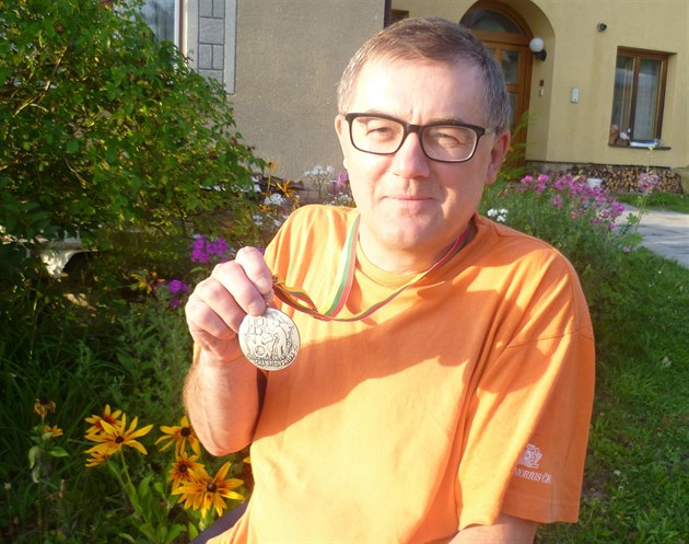 Miroslav pidlen se svojí medailí.