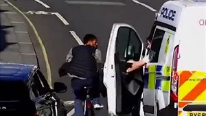 Zloděj ujížděl na kole, policista ho srazil dveřmi