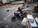 V Caracasu vyrostly bhem 48hodinové stávky barikády (27. ervence 2017)