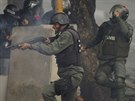 Venezuelská národní garda zasahuje proti demonstrantm  v Caracasu (28....