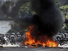 Hoící motocykly v Caracasu (30. ervence 2017)