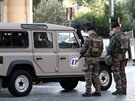Policisté zasahují na pedmstí Paíe, kde vjelo auto do skupiny voják (9....